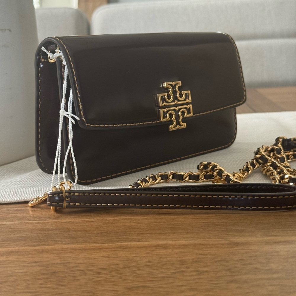 New TORY BURCH BRITTEN PATENT CHAIN WALLET W. WRISTLET timporlano color